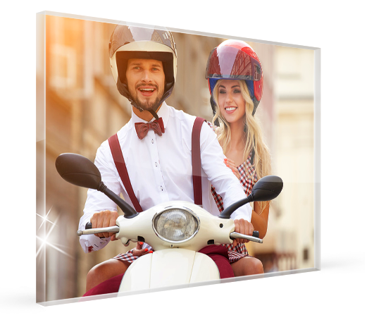 landing-plexiglas-couple-scooter